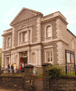 Pobl yn cyrraedd Penrallt